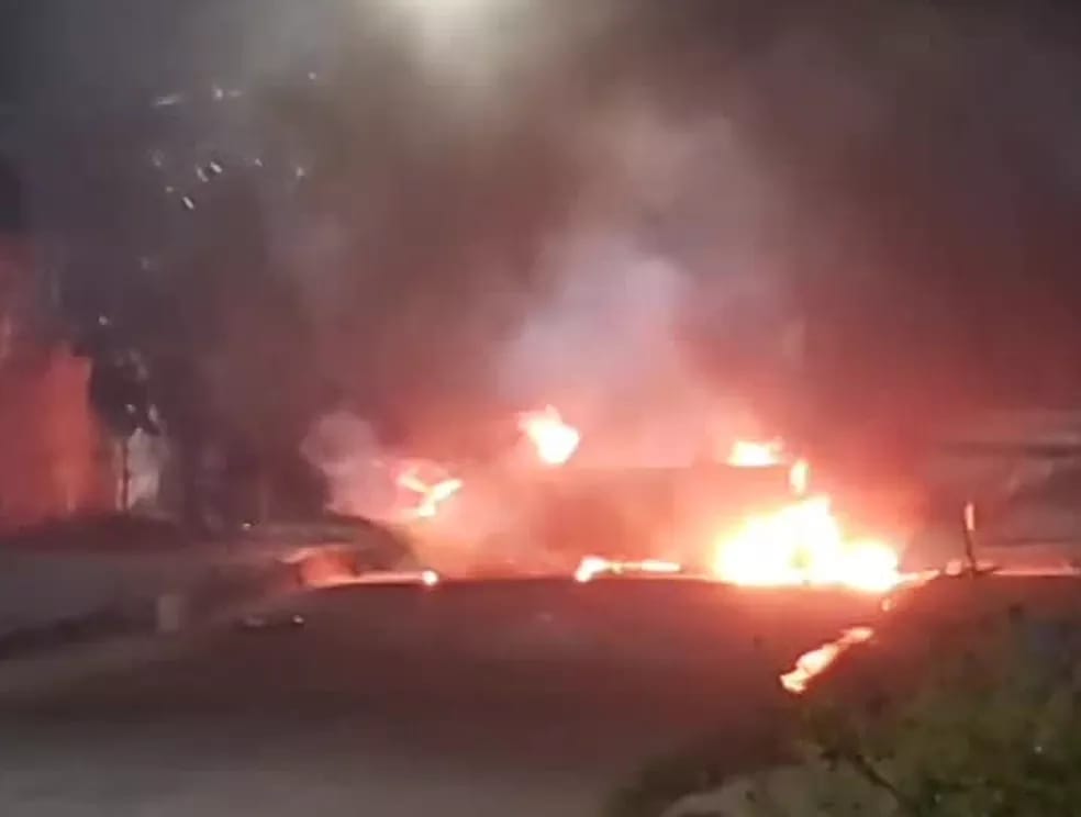 SINISTRO: Honda Civic é totalmente destruído no meio da rua durante incêndio 