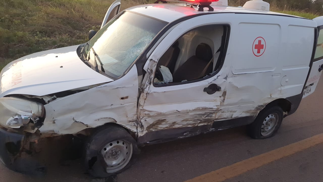 RISCO: Ambulância com seis pessoas é atingida por caminhonete em Colorado