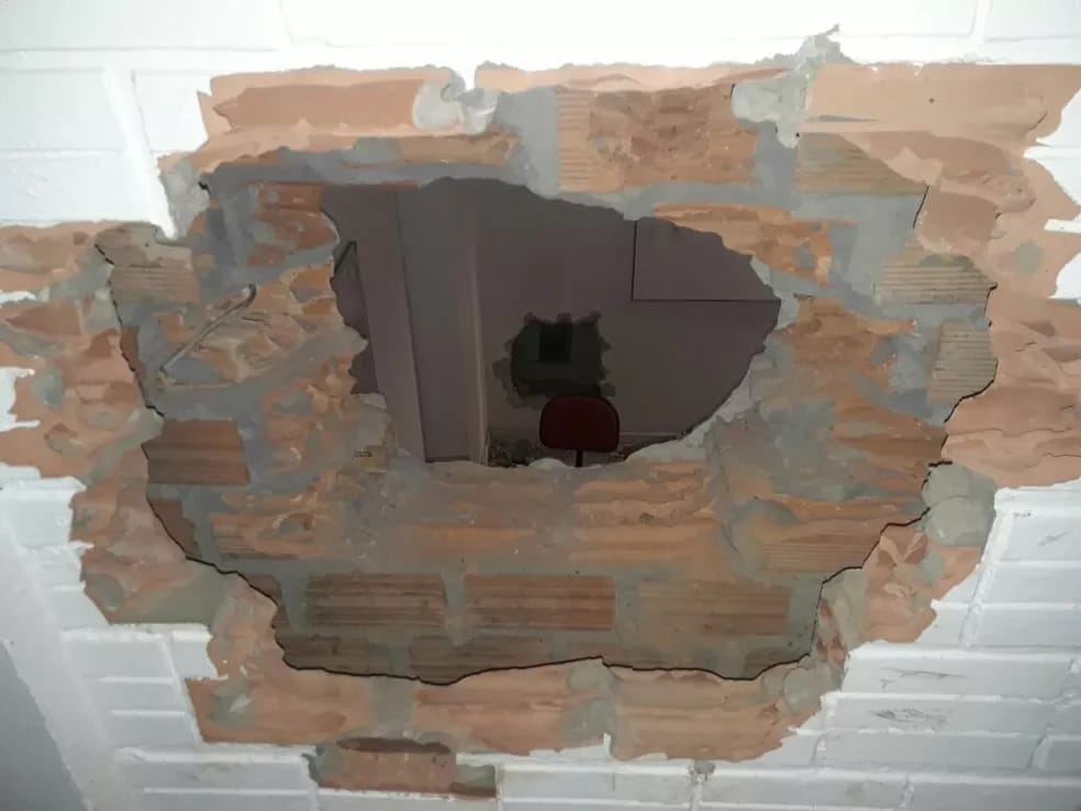 MAIS UMA: Ladrões fazem buraco na parede e levam R$ 10 mil de empresa