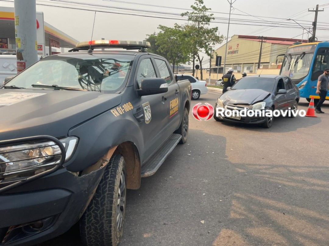 SEMÁFORO FECHADO: Viatura da Força Nacional se envolve em acidente na capital