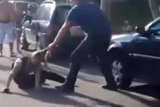 NARIZ QUEBRADO: PM flagra marido agredindo mulher no meio da rua após saída de festa