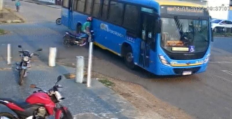 ASSISTA: Vídeo mostra colisão entre motocicleta e ônibus na zona Leste