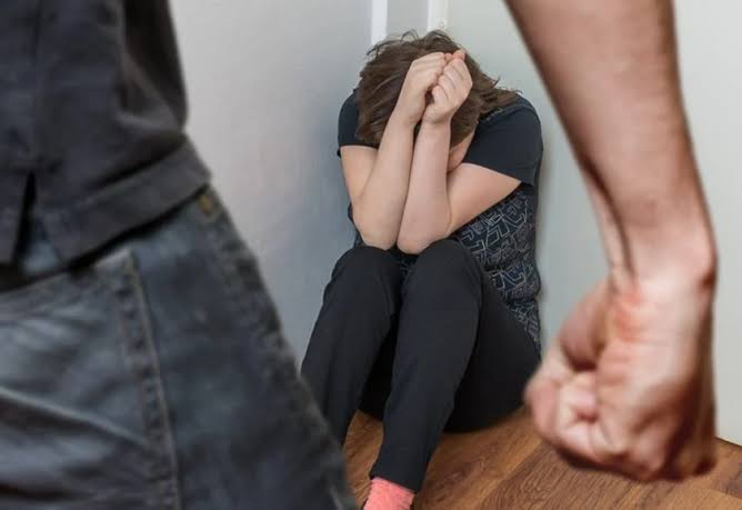 CIÚMES: Garota de 17 anos é agredida pelo ex-marido porque conversava nas redes sociais 