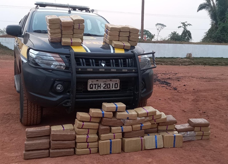 FLAGRANTE: PRF prende dupla em carro com 100 quilos de maconha durante abordagem