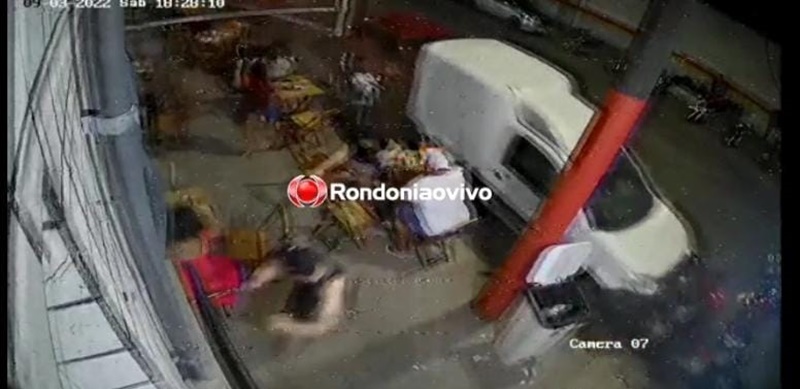 EMBRIAGADO: Vídeo mostra motorista atingindo veículos; clientes de lanchonete escaparam