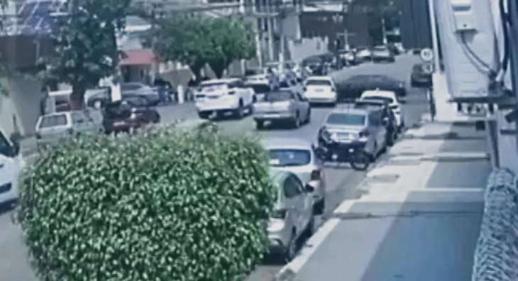 VEJA VÍDEO: Honda Civic avança preferencial e causa grave batida envolvendo três veículos