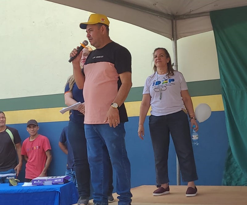 PORTO VELHO: Vereador Professor Léo acompanha desfile cívico de escolas na zona leste
