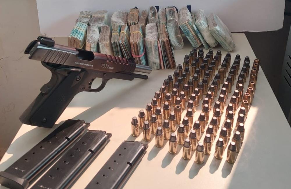 INDO PARA BOLÍVIA:  Denarc e PRF prendem passageiro de táxi armado e com R$ 100 mil 