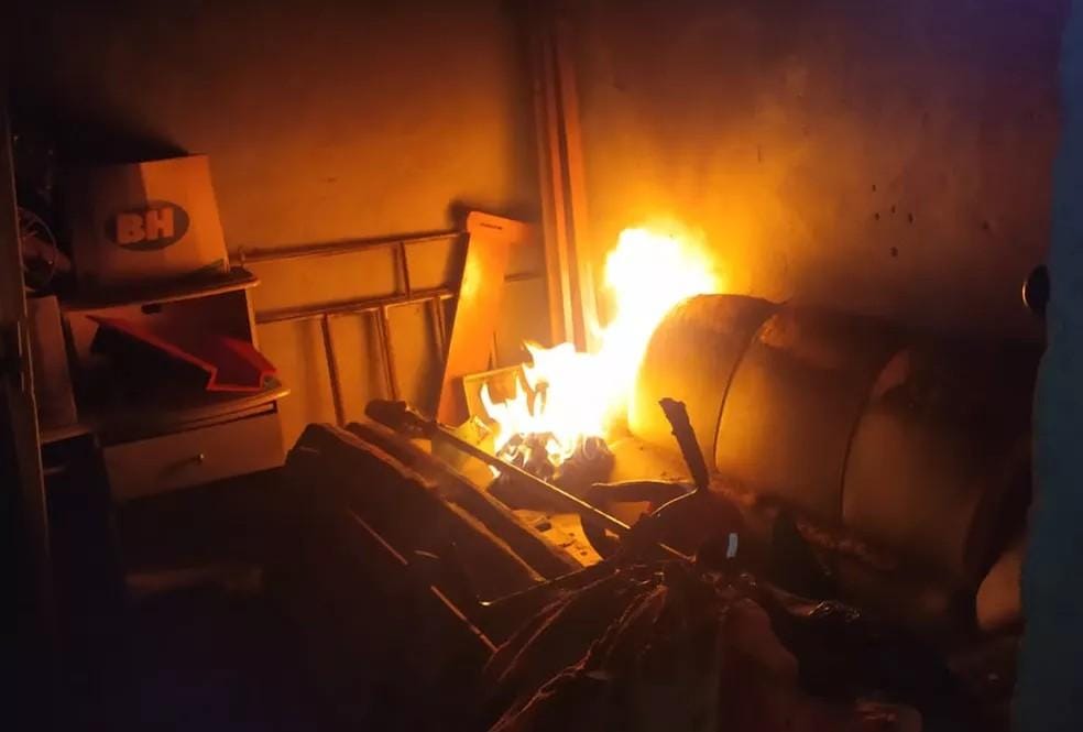 SEPARAÇÃO: Marido chega bêbado e coloca fogo em casa com a mulher e filha dentro 