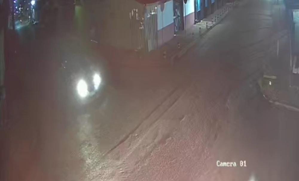 VEJA VÍDEO: Motorista foge atirando após causar grave acidente entre moto e carro 
