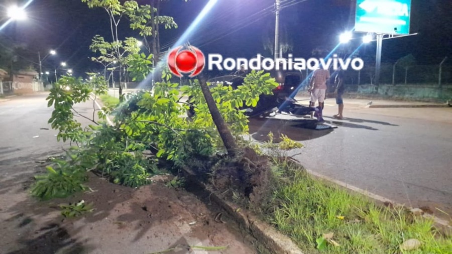 CAPOTAMENTO: Motorista perde controle da direção e bate em árvores no canteiro central 