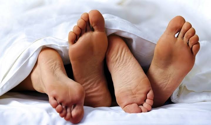 TRAIÇÃO E FACADAS: Idoso chega em casa e flagra mulher na cama com o amante 