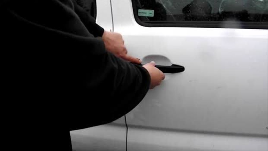 NINGUÉM ESCAPA: Policial tem carro arrombado na frente do 5° Batalhão e bandidos levam R$ 4 mil