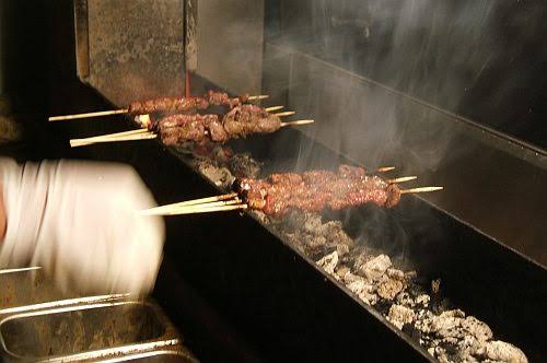 EX-MARIDO REVOLTADO: Comerciante é agredido e tem carrinho de espetinhos destruído 