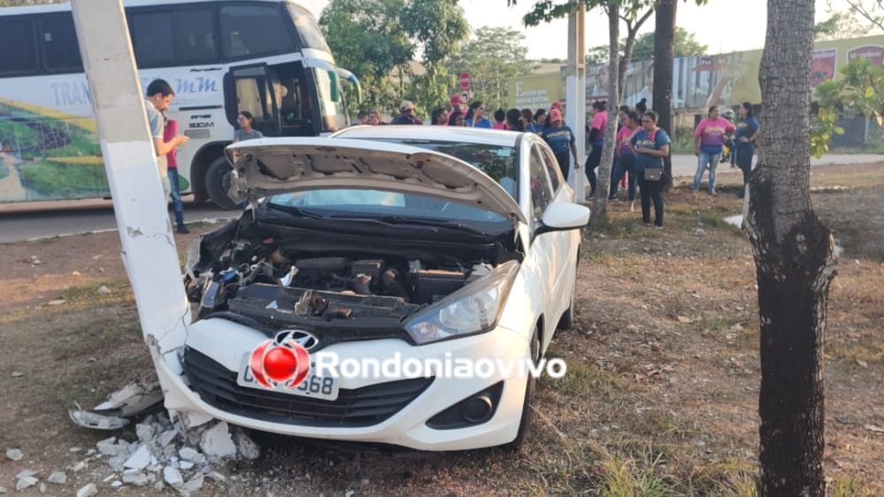 VÍDEO: Grávida fica lesionada após carro bater em poste ao colidir em ônibus