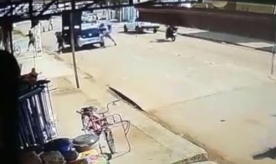 TIROTEIO: Vídeo mostra momento de ataque a tiros em barbearia 