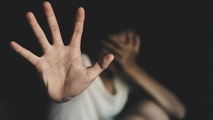ABUSO: Adolescente é estuprada ao ser levada em casa após bebedeira 