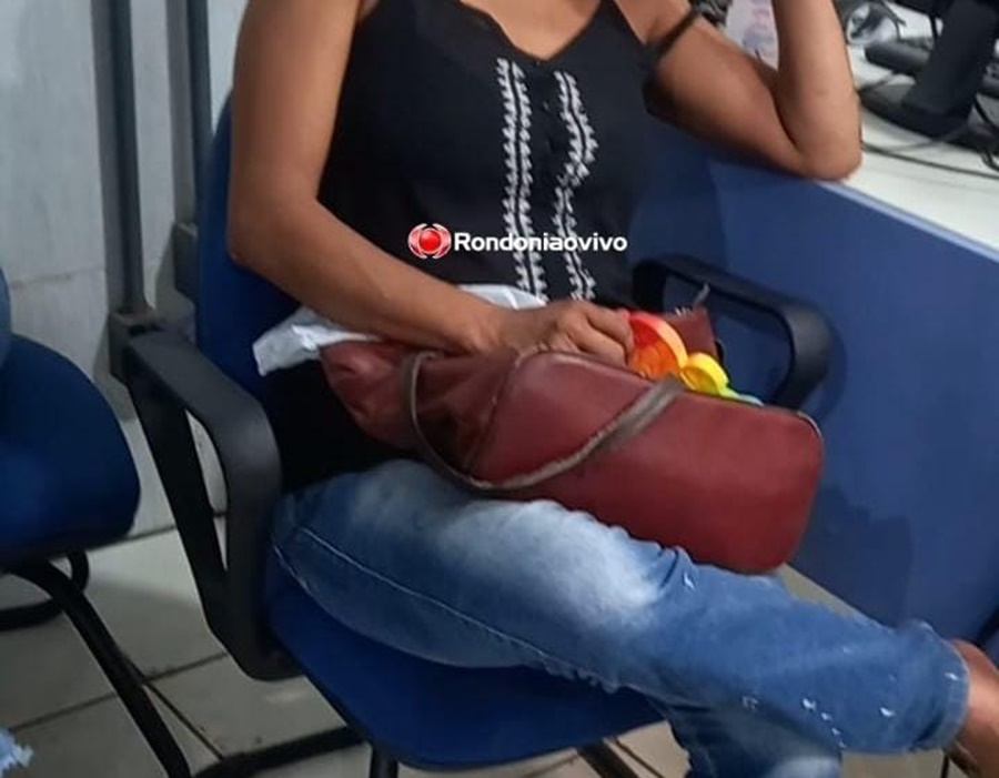 FLAGRANTE: Mulher é presa furtando peças de roupas na loja Havan 