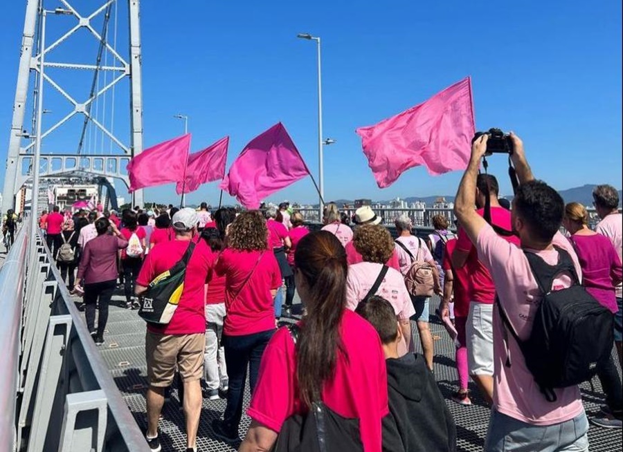 CAMINHADA: AmazonFort participa de evento de conscientização do Outubro Rosa