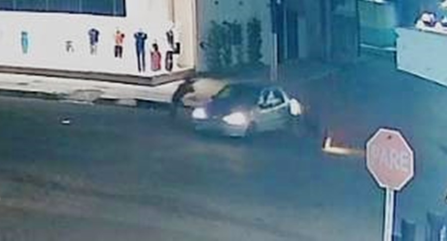 VEJA O MOMENTO: Mulher é lançada por cima de carro em grave acidente