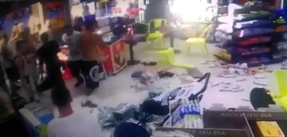 GARRAFADA: Discussão em conveniência termina com jovem agredido na cabeça