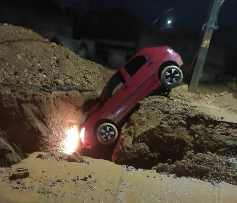 CAOS: Carro cai em vala de obra que não tem data para terminar