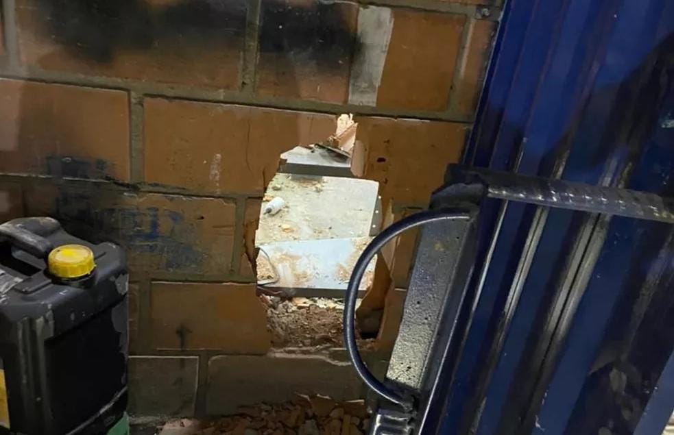 BURACO NA PAREDE:  Mais uma loja é alvo de arrastão por ladrões que agem como 'pedreiros'