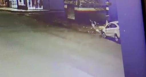 FORTE BATIDA: Vídeo mostra carro destruindo poste na zona Sul de Porto Velho 