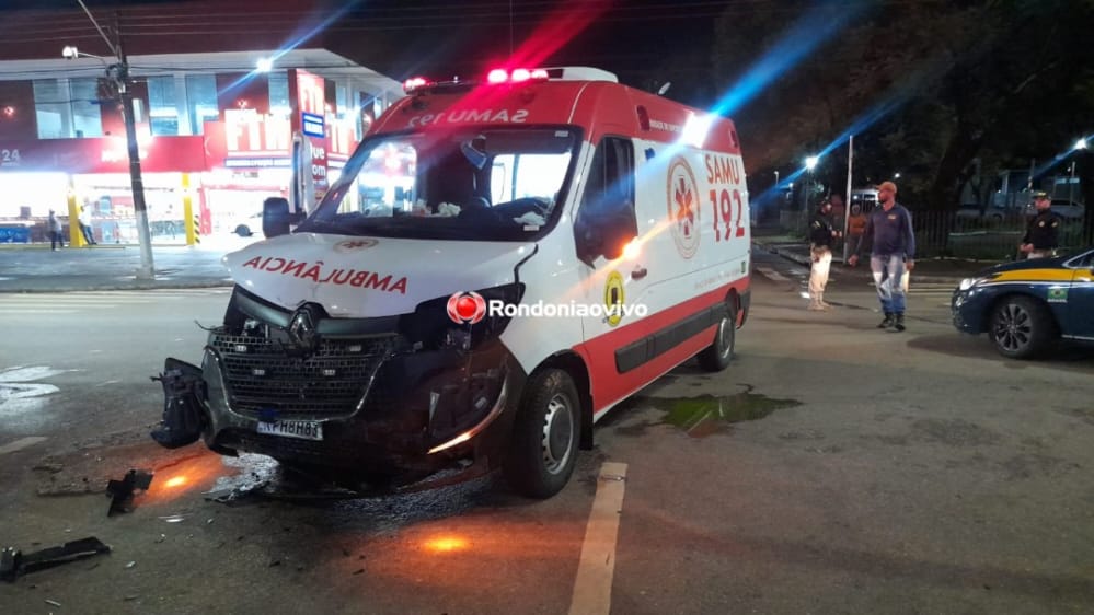 GRAVE BATIDA: Ambulância do Samu colide em Corolla que avançou semáforo 