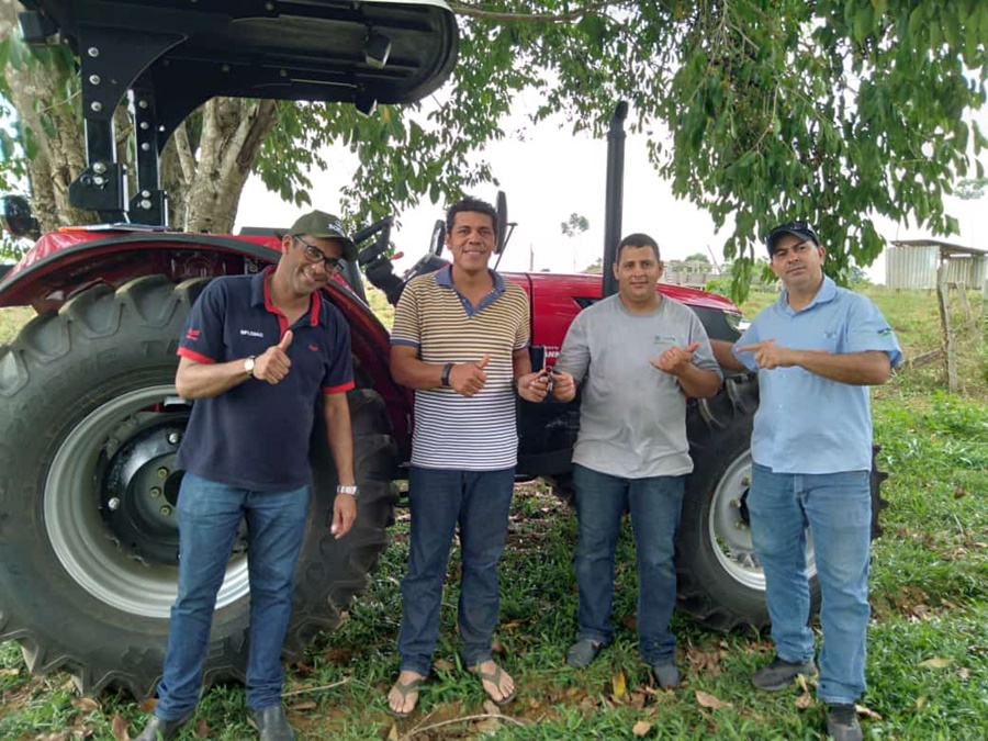 RECURSOS: Alex Silva entrega equipamentos agrícolas para produtores rurais de Machadinho