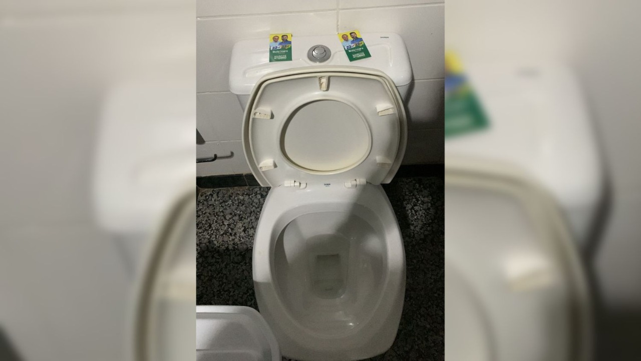 AFRONTA: Banheiros do CPA amanhecem lotados de santinhos de Marcos Rogério