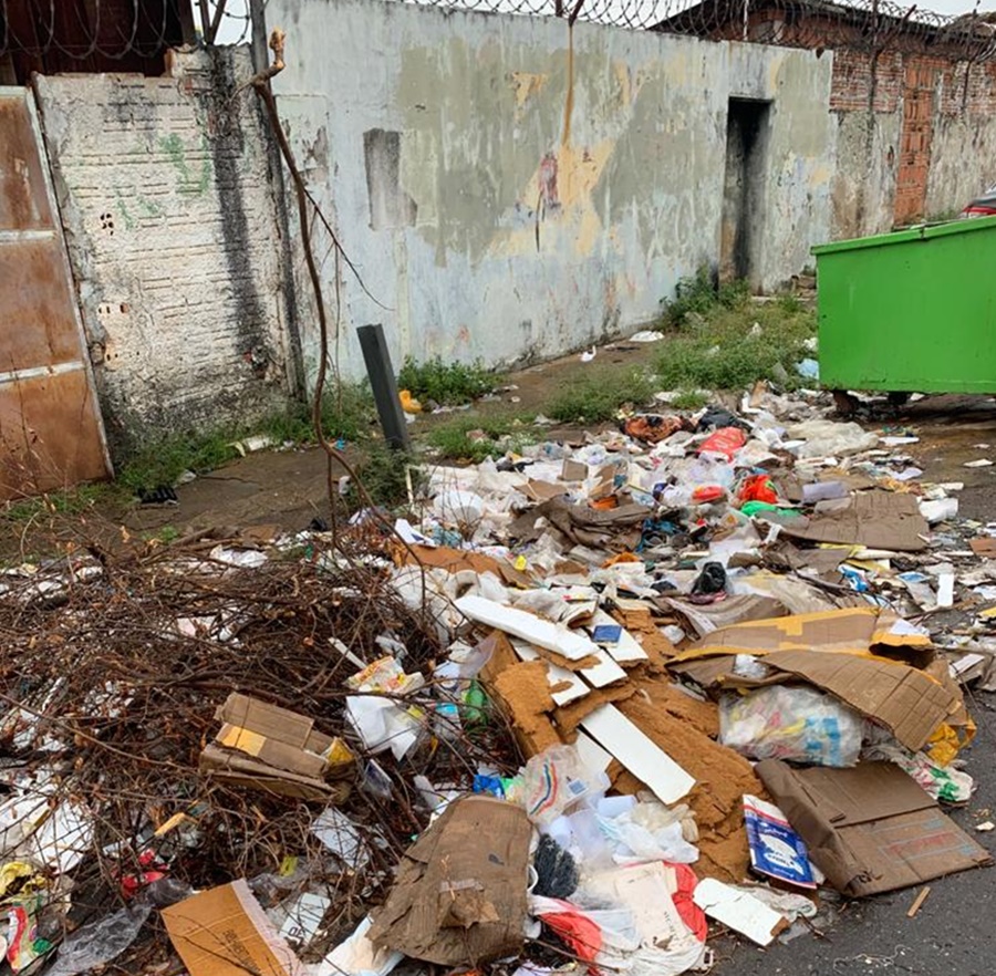 IMUNDÍCIE: Empresários sofrem com lixo em frente a comércios no Centro