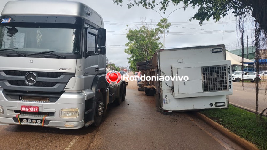 INCIDENTE: Carreta carregada de carne tomba na Avenida Imigrantes em Porto Velho 