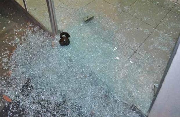 QUEBRARAM: Ladrões fazem arrastão em loja e furtam 40 relógios na zona Sul