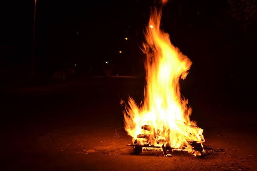 SANDICE: Rapaz joga munição em fogueira para saber o que acontece e quase morre