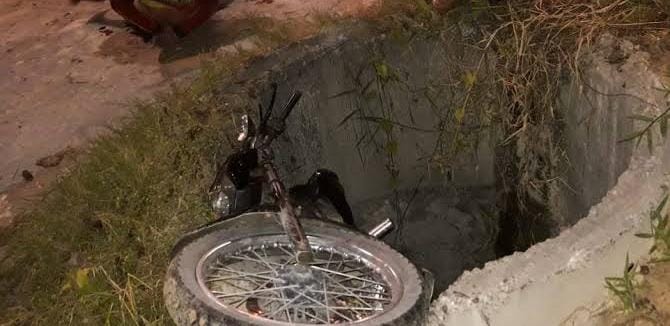 COVARDIA: Bando espanca e joga homem junto com motocicleta dentro de bueiro 