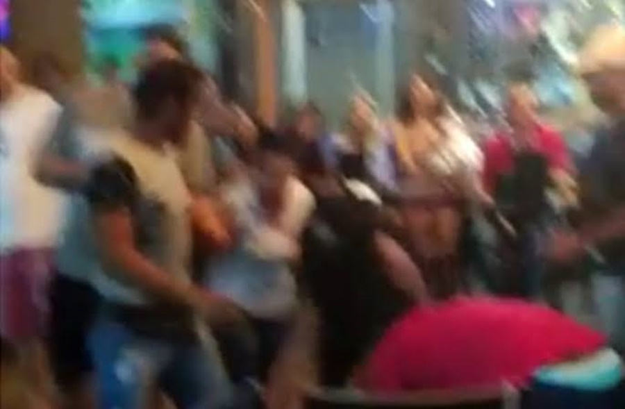 NO CENTRO: Garçonete é espancada por mulher enquanto trabalhava em conveniência 