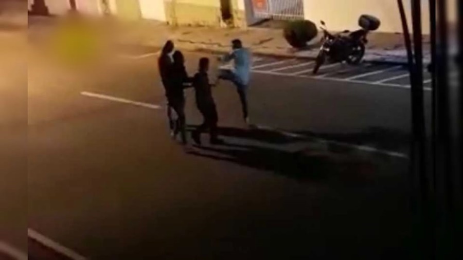 PM FLAGROU: Vigilante e segurança são presos por se agredirem na frente de casa noturna 