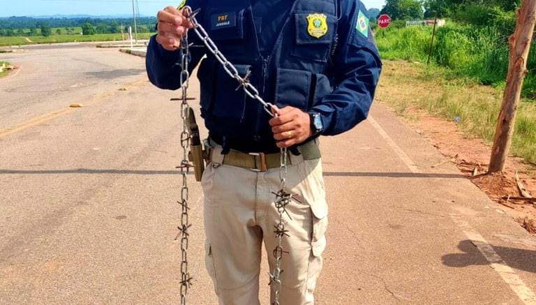 NO BLOQUEIO: PRF prende três com pistola e 'miguelito' para furar pneus de veículos 