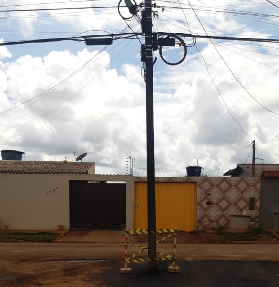 ATRAPALHANDO : Poste no meio da rua atrapalha trânsito em bairro da capital