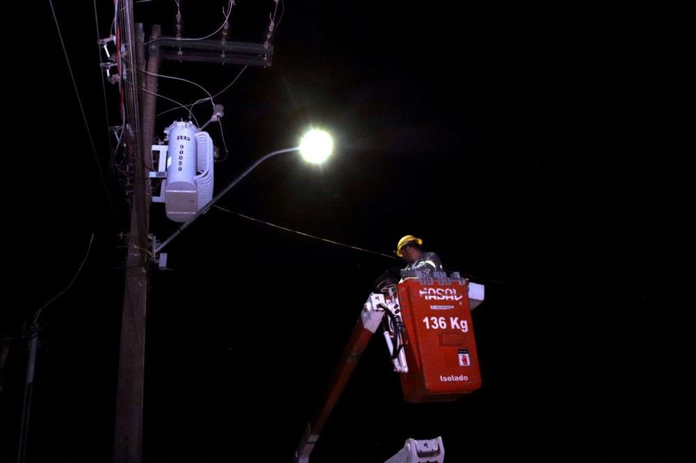 VEREADORA: Emdur recupera iluminação na Pastor Tavares a pedido de Ellis Regina