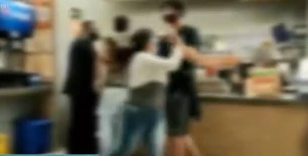 COVARDIA: Irmãos são espancados por bando em lanchonete na Pinheiro Machado 