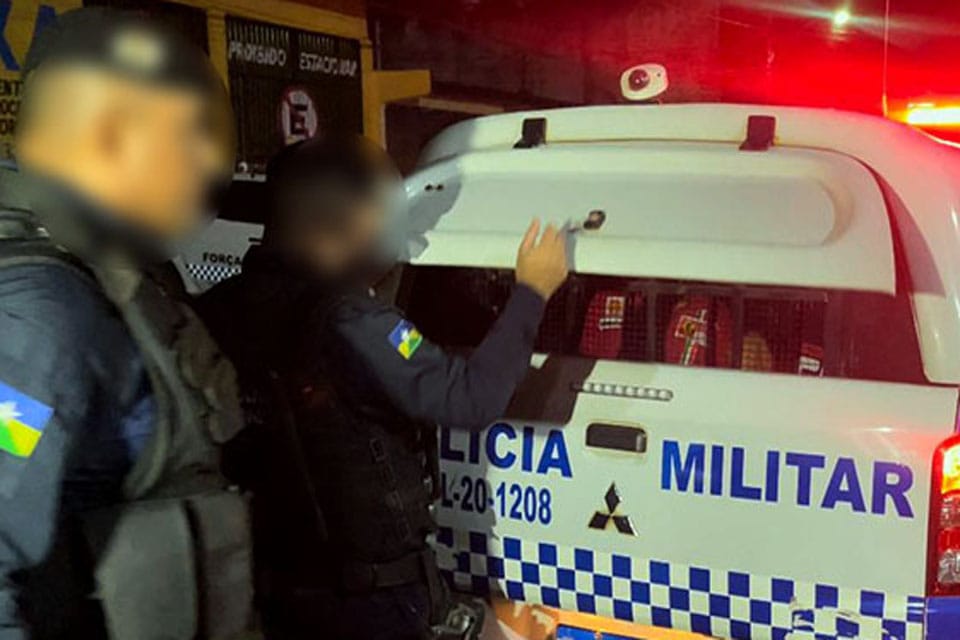 CERCO: Dupla tenta escapar, mas é presa com moto roubada e arma em residência 