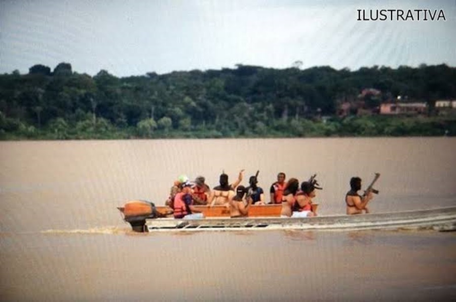 DE NOVO: Piratas rendem vigilante e fazem arrastão em balsa no rio Madeira 
