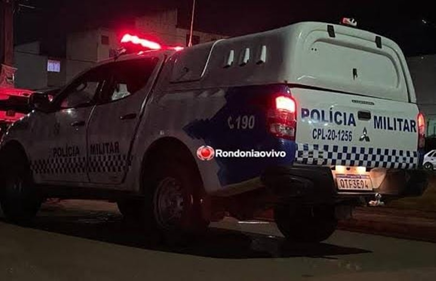 ATAQUE: Dupla em motocicleta tenta matar homem com vários tiros na varanda de casa