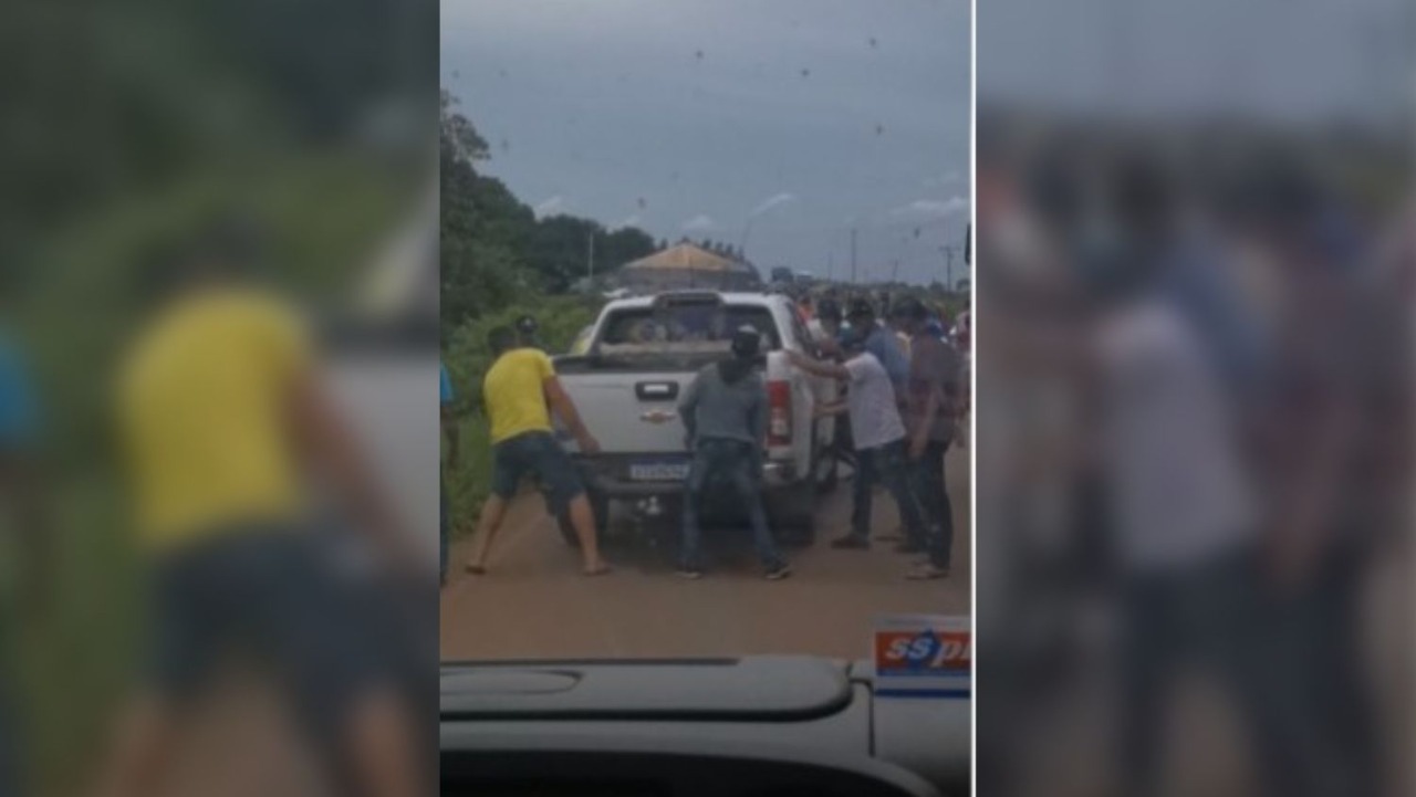 SEM NOÇÃO: Antidemocráticos não deixam paciente com parada cardíaca passar no interior