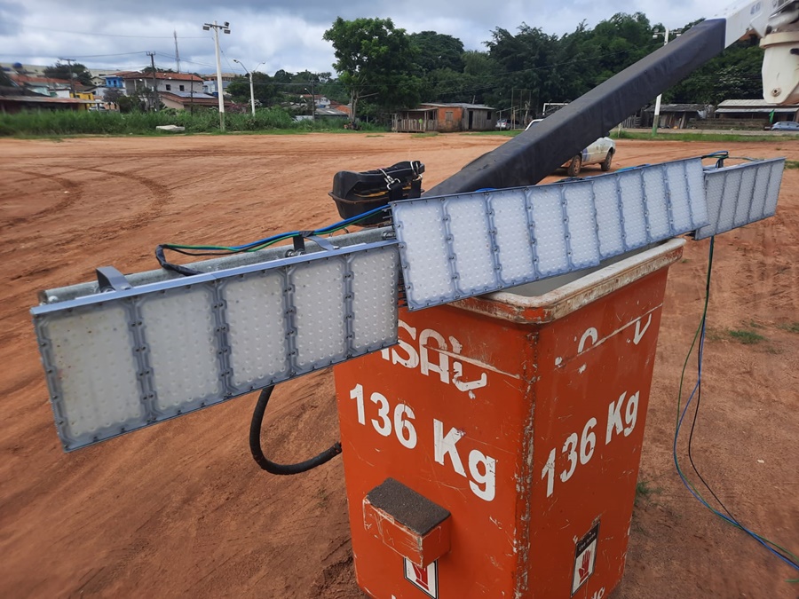 VILA TUPI: Emdur atende pedido do vereador Dr. Júnior Queiroz e ilumina campo de futebol