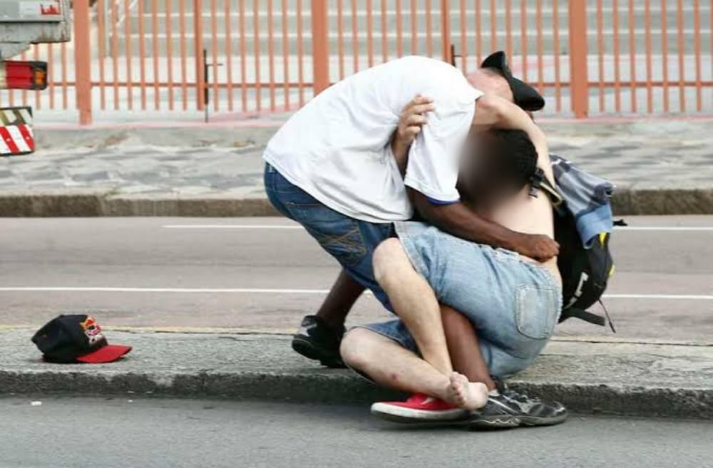 DEU POLÍCIA: Rapaz é agredido pelo ex-namorado na frente da residência da mãe 