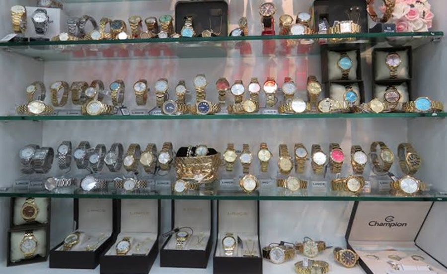 CRIMINALIDADE: Bandidos invadem loja e furtam 26  relógios e vários óculos 