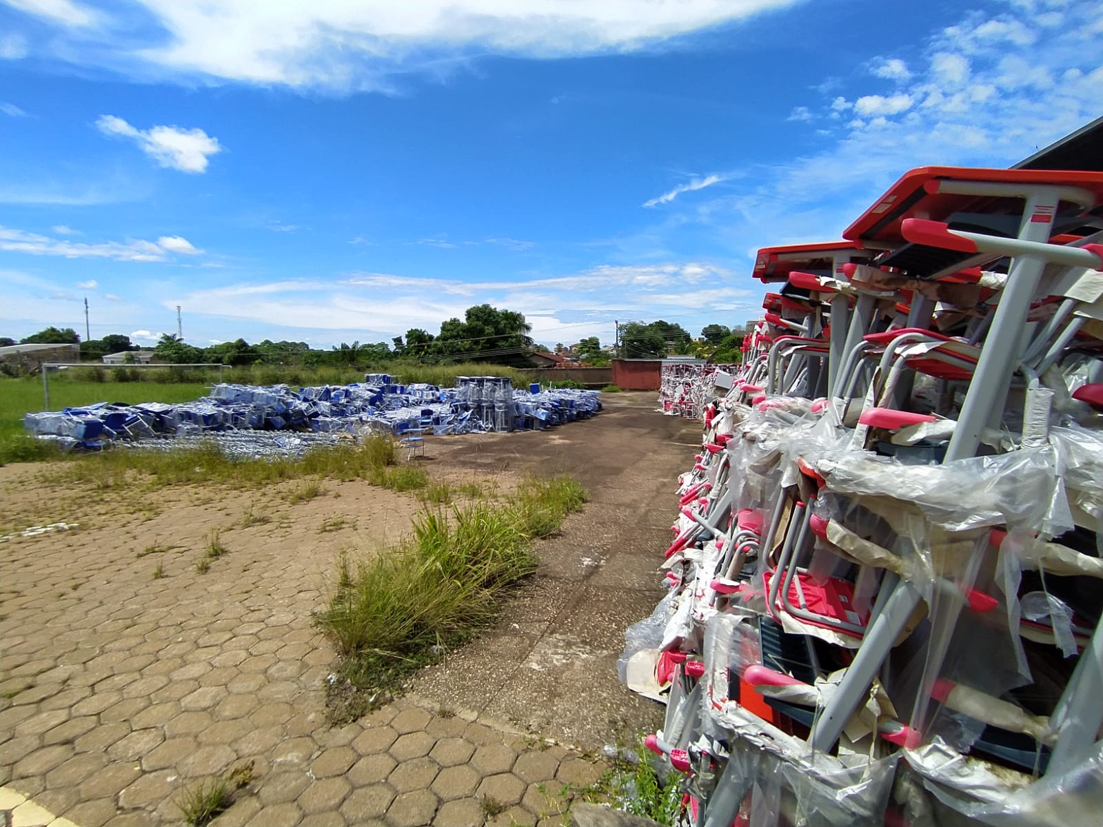 PELA SEDUC: Carteiras escolares e álcool estão guardados de forma irregular em Porto Velho